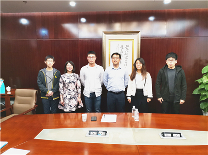 同学们与前来辅导的专家合影留念_副本.jpg 同学们与前来辅导的专家合影留念_副本.jpg