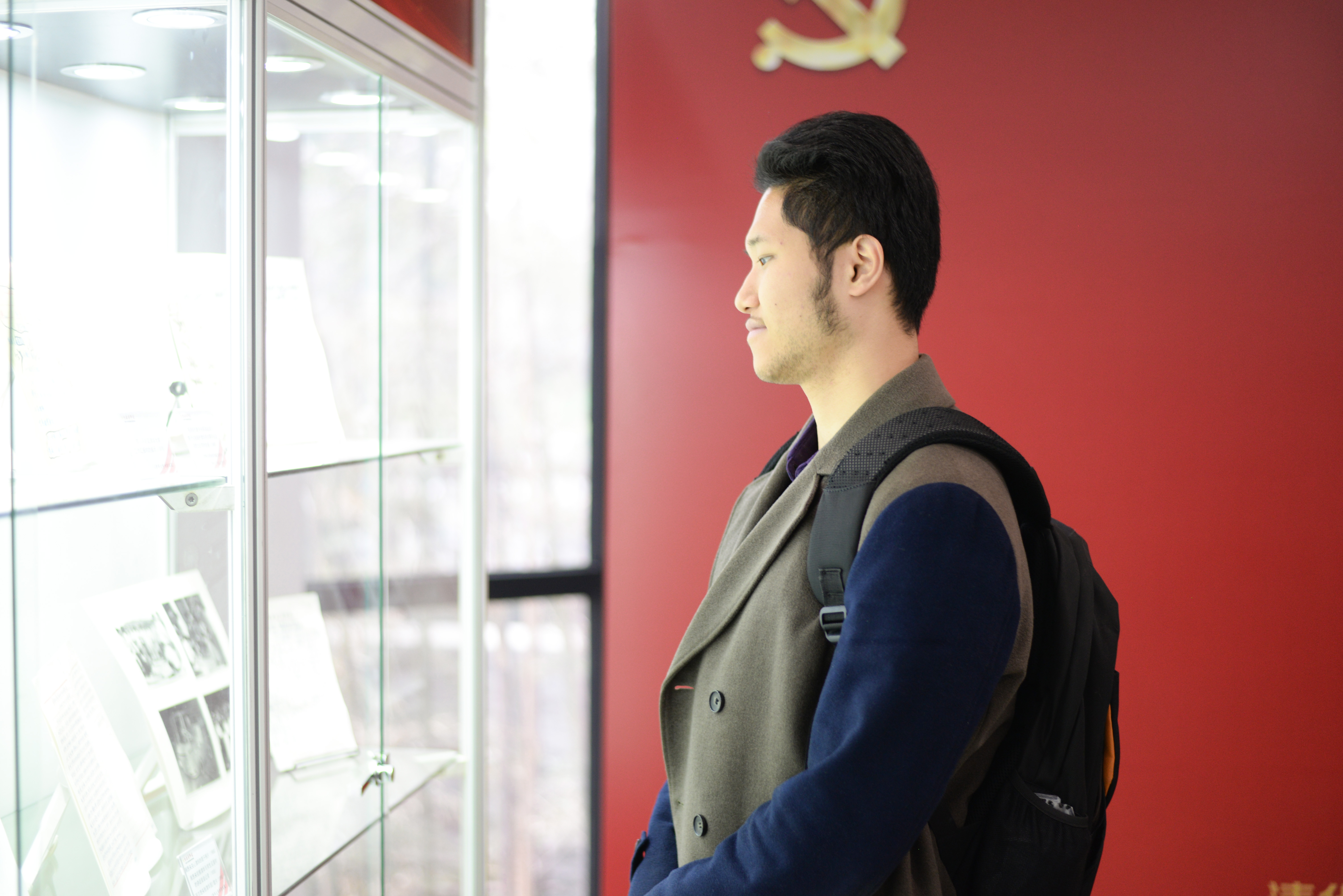 图为同学们参观“党在做爱影片榜样
园”系列展览1.jpg 图为同学们参观“党在做爱影片榜样
园”系列展览1.jpg