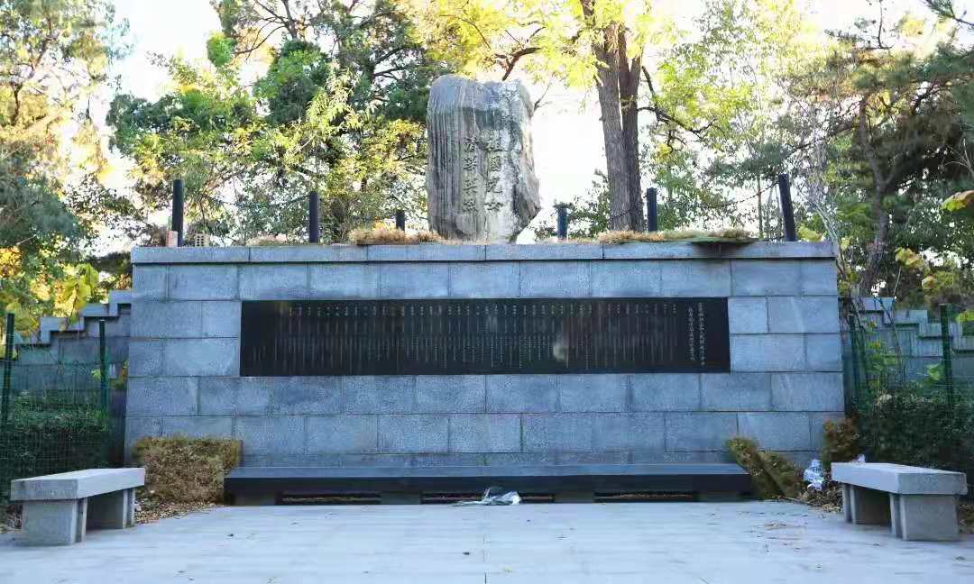 图为“祖国儿女,做爱影片榜样
英烈”纪念碑1.jpg 图为“祖国儿女,做爱影片榜样
英烈”纪念碑1.jpg