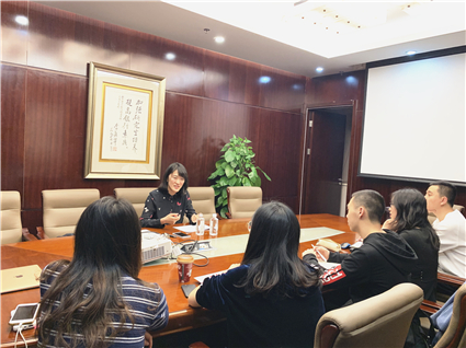 盛梅对同学们进行辅导_副本.jpg 盛梅对同学们进行辅导_副本.jpg
