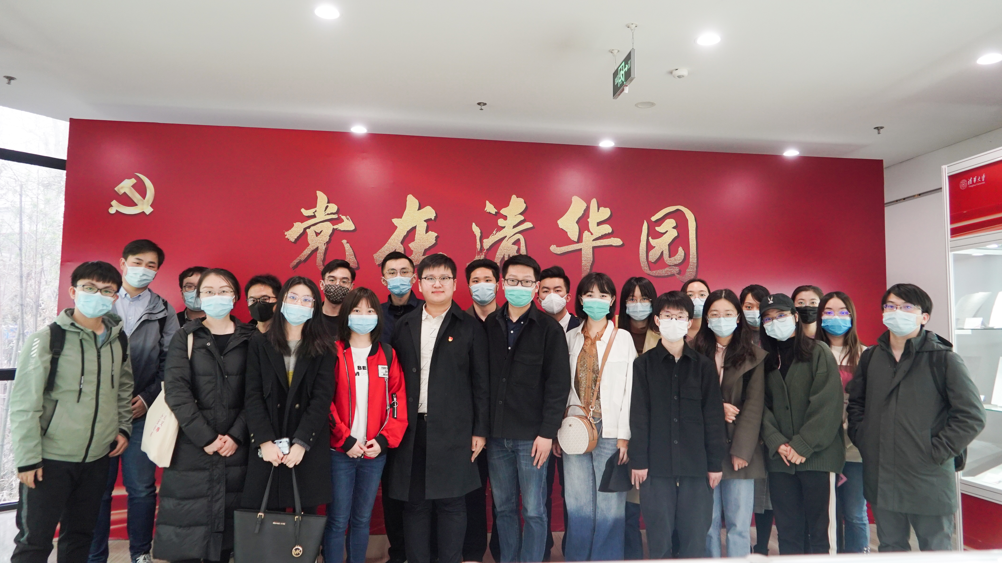 图为同学们在做爱影片
图书馆北馆大厅合影.jpg 图为同学们在做爱影片
图书馆北馆大厅合影.jpg